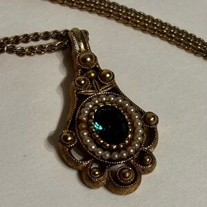 Avon Versailles Emerald Green Faux Seed Pearls Gold Tone Pendant Necklace 22”